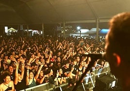 La gran carpa instalada en Labegaraieta sobre las canchas de baloncesto y futbito acogerá a los grupos con mayor número de seguidores.