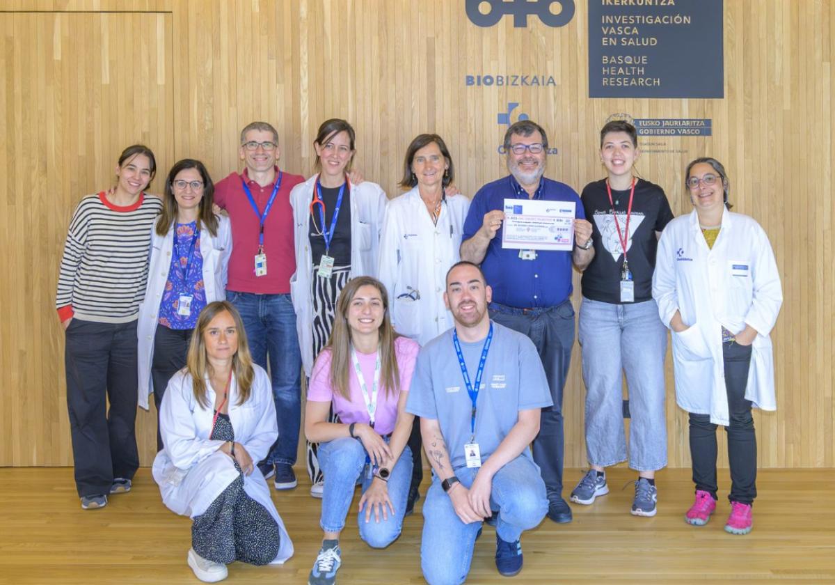 El doctor Ricardo López Almaraz, con la beca, junto a su equipo de Biocruces Bizkaia.