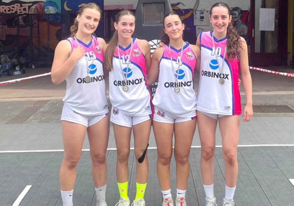 Elorri, Haizea, Enene y Natale con la medalla de plata.
