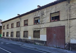 Antiguas instalaciones de la serrería Bengolea, en la recta de entrada a Urretxu.