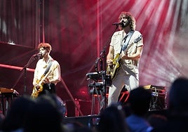 La noche de Mikel Izal comenzó en rojo y dio paso a una velada en cuatro actos emocionales.