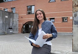 Malen Buj, alumna de Axular Lizeoa, sale de la biblioteca.