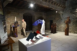 ala de exposiciones en la iglesia San Salvador de Altzo Azpi, con la muestra 'Ipuscoa'.