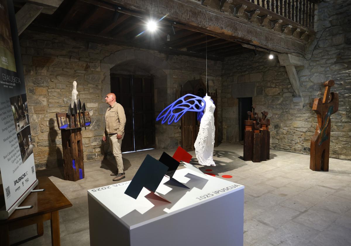 ala de exposiciones en la iglesia San Salvador de Altzo Azpi, con la muestra 'Ipuscoa'.