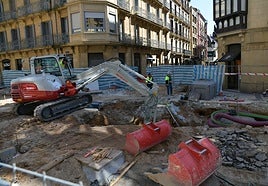 Estado en que se encuentra la calle la San Martín, objeto de obras de reurbanización que finalizarán en julio.