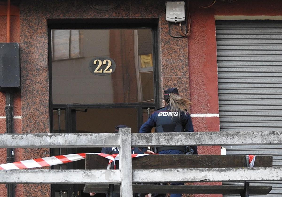 Una policía, en el lugar donde ha ocurrido el asesinato.