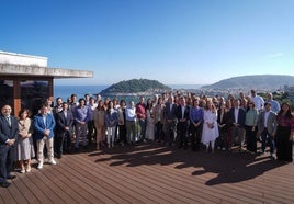 El consejero Jauregi, junto a los diferentes directores de las oficinas comerciales de Euskadi tras la reunión mantenida este viernes en San Sebastián.