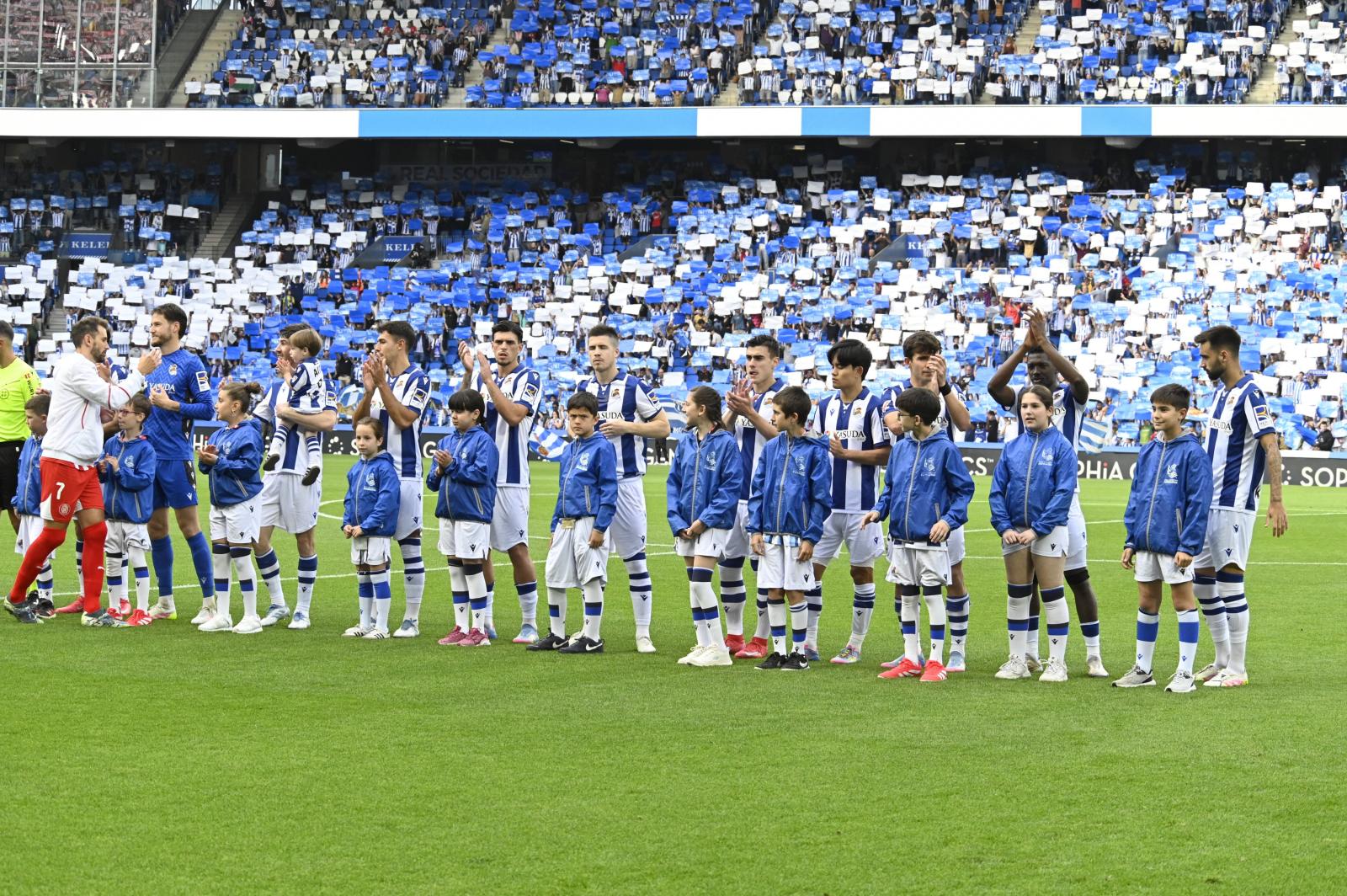 Los jugadores de la Real, antes del último partido del curso en Anoeta, ante el Girona