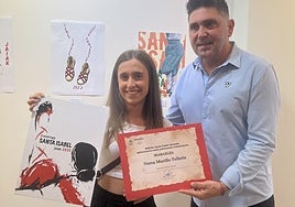 La ganadora mostrando la portada junto al alcalde, en la entrega del premio.