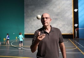 Jose Luis Zabala, en el Elorri, frontón donde Artola pegó sus primeros pelotazos.