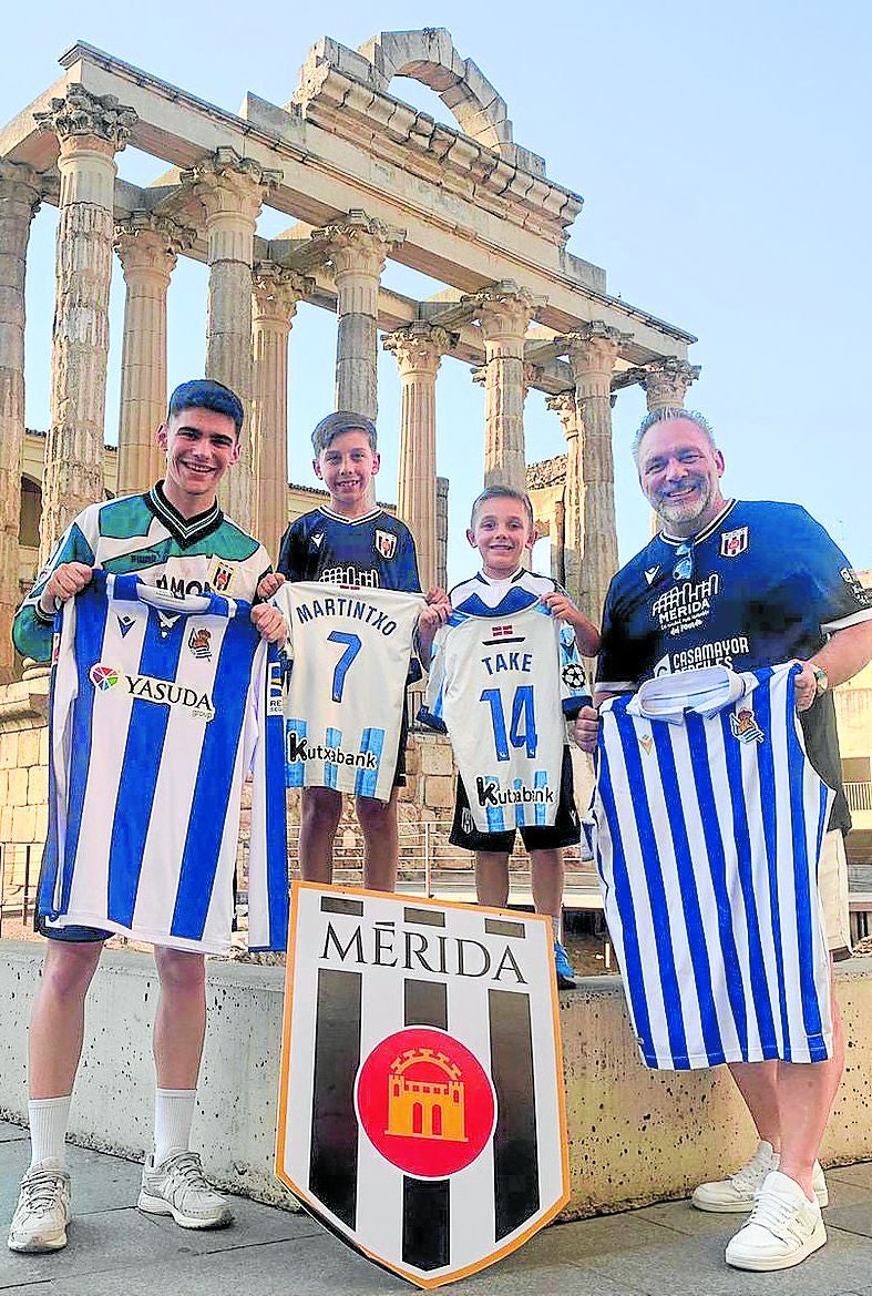Miguel Ángel, con sus hijos y sobrino en el Templo de Diana de Mérida.