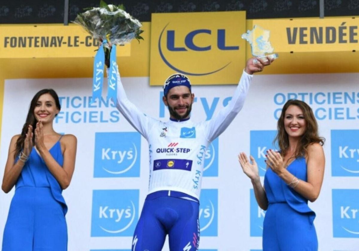 Charline Leray, a la derecha de la imagen, como azafata del Tour de Francia, en una edición de la carrera ciclista.