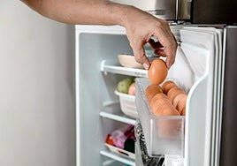 La colocación de los huevos en la nevera es clave para su conservación.