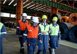 El lehendakari, Imanol Pradales, este viernes por la mañana en la visita a la fábrica de ArcelorMittal.
