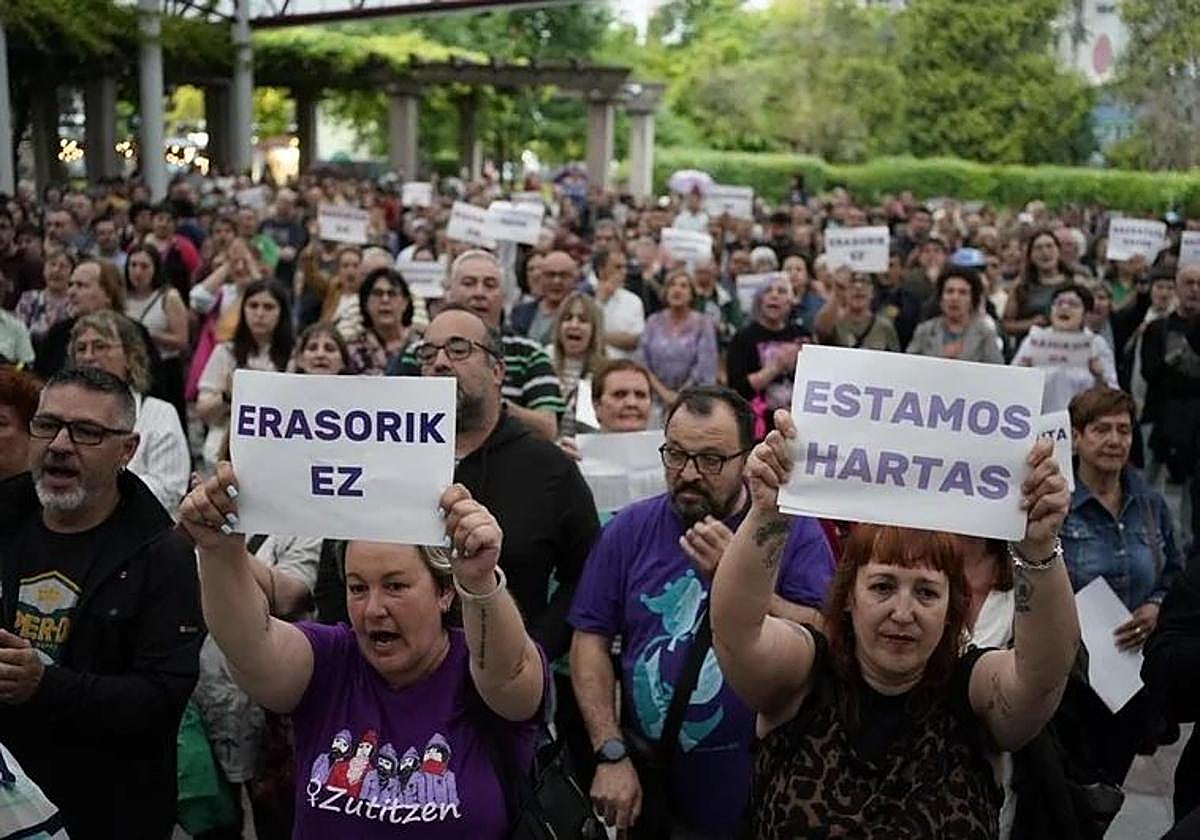 Los manifestantes han mostrado su repulsa al asesinato de una niña en Bilbao.