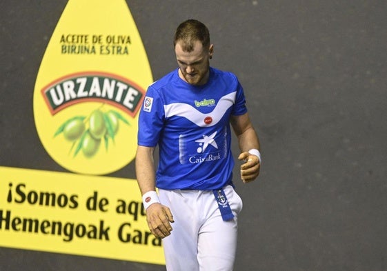 Unai Laso durante la disputa de su último partido del Manomanista en el Atano III ante Altuna III.