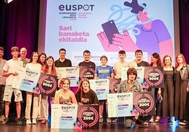 Iazko lehiaketaren irabazleak euren sariak jaso eta gero, antolatzaileekin.