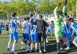 El Primera Juvenil, que la temporada que viene jugará en Juvenil Preferente, se impuso al UKE ante la afición local en Michelín.