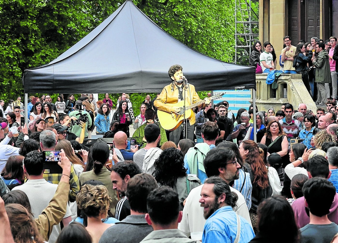 Siloé comenzó y terminó el concierto entre el público, desde el set técnico.