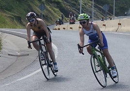 Participantes en el triatlón de Mutriku de 2024, que este año cambiará el recorrido sobre la bicicleta.