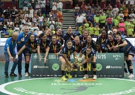 La plantilla del Bera Bera levanta el trofeo de campeonas de liga
