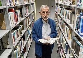 Xabier Etxeberria, rodeado de libros, con mirada seria y reflexiva.