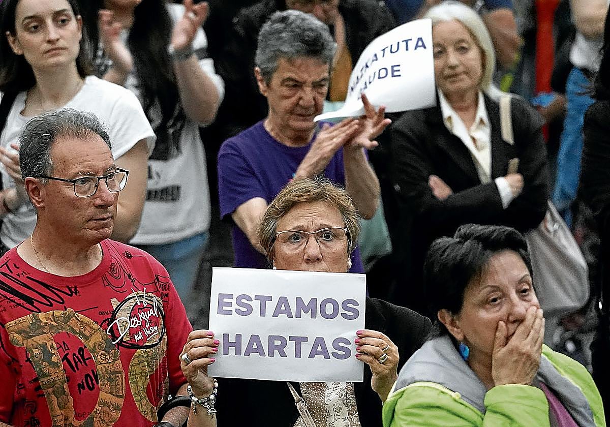La protesta por el brutal crimen reunió el viernes a centenares de personas en la plaza de Rekalde.