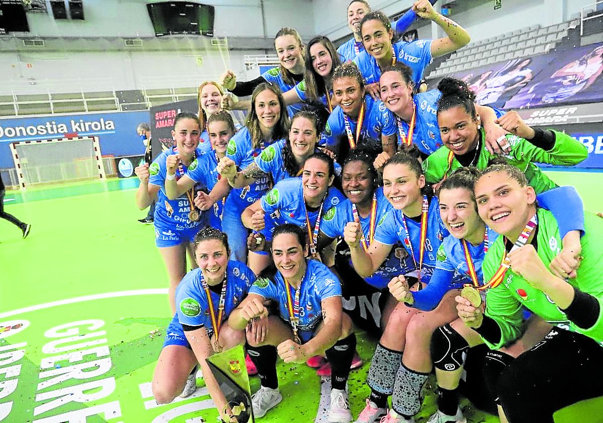 Imagen secundaria 2 - Arriba, la primera Liga en Castro Urdiales. Debajo, la celebración vía telemática y la realizada a puerta cerrara por la pandemia.