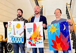 Los responsables municipales muestran los carteles ganadores.