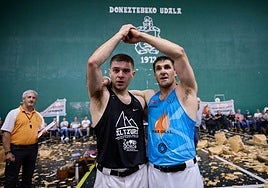 Julen Gabirondo, a la derecha, felicita a Joxean Etxeberria tras concluir la apuesta en Doneztebe.