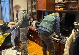 Agentes de la Guardia Civil inspeccionan la casa del detenido.