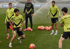 Kubo y Zubimendi, en la imagen junto a Sergio Gómez, Ansotegi y Aritz en un entrenamiento, son los dos jugadores con mayor valor de mercado de la Real.