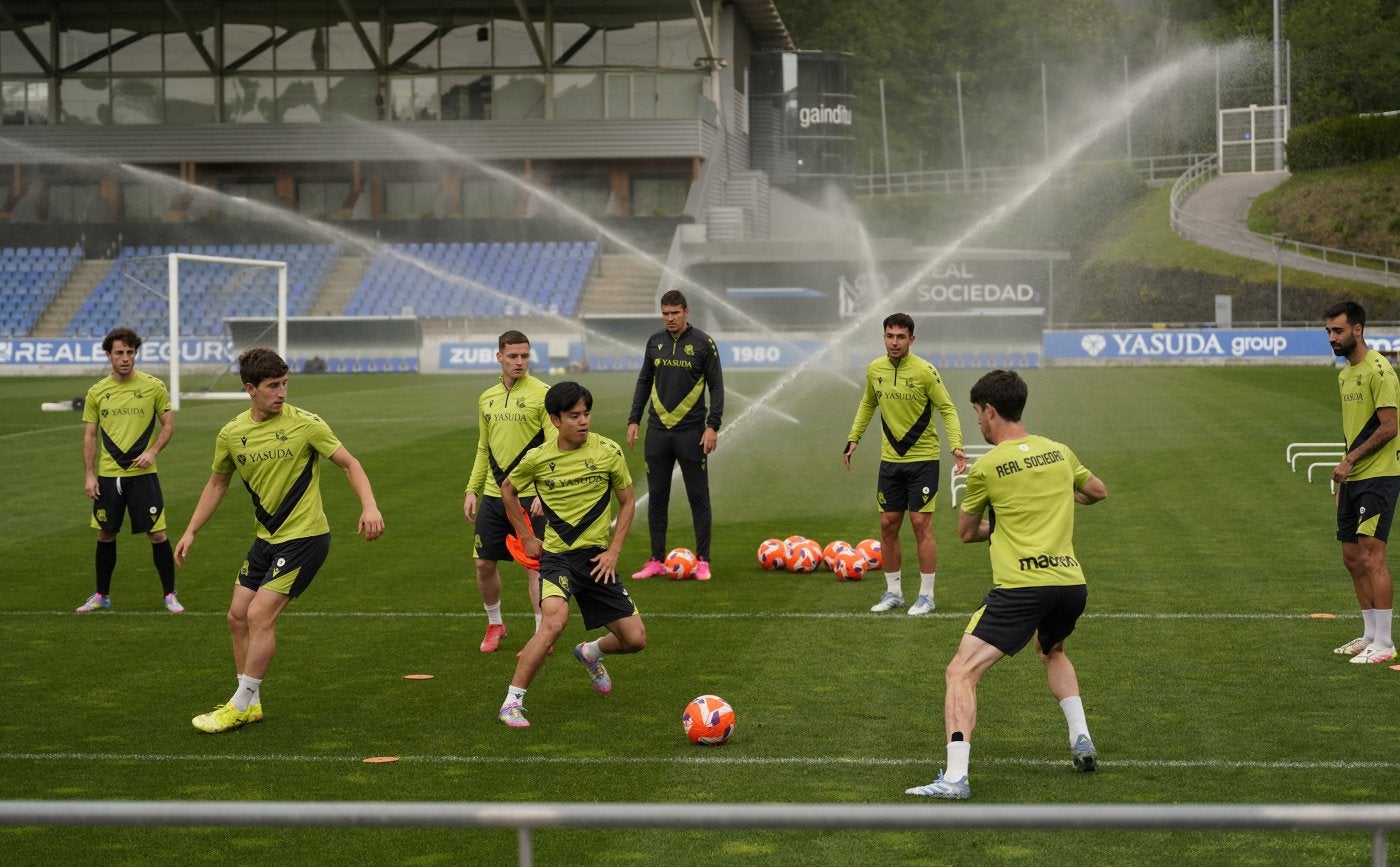Kubo y Zubimendi, en la imagen junto a Sergio Gómez, Ansotegi y Aritz en un entrenamiento, son los dos jugadores con mayor valor de mercado de la Real.