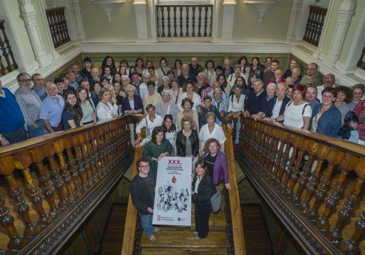 Presentación del concierto Preludio de San Juan, con buena parte de los participantes en la escalera central del ayuntamiento.