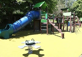 Vista de los nuevos juegos infantiles del parque, con el tobogán con forma de tubo en primer término.