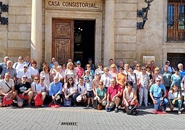 Los integrantes de Oñati Abesbatza aprovecharon la visita a Caspe para realizar la tradicional foto de grupo.