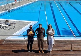 El técnico de Deportes, Asier Bakaikoa, el alcalde Andu Martínez de Rituerto y la gerente de Usabal, Ana Goenaga, en las piscinas exteriores.