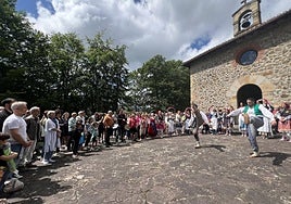 Despliegue de bailes de Lurra al pie de la ermita, que ese día luce radiante rodeada de urretxuarras.