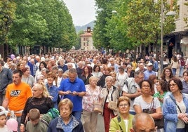 Miles de ciudadanos y ciudadanas de todas las edades y de todos los perfiles salieron a la calle para secundar el llamamiento de Osasun Bidasoa.