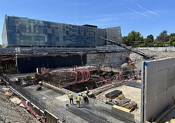 Estado actual de las obras del centro de protonterapia que se está levantando junto a Onkologikoa.