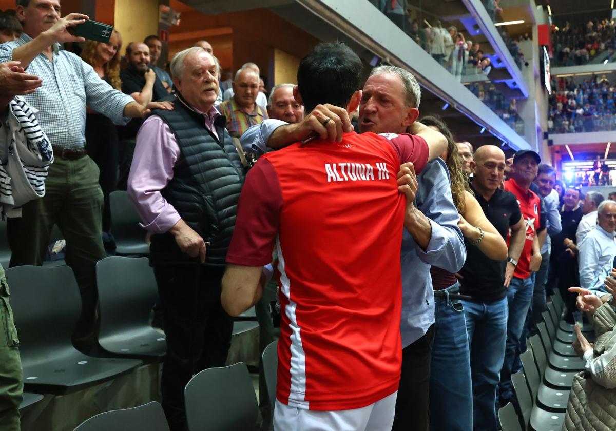Altuna III abraza a su padre tras lograr la txapela.
