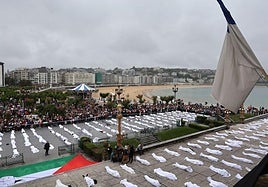 Morgue al aire libre recreada en la terraza del Ayuntamiento donostiarra en el acto organizado por la iniciativa Gernika-Palestina.