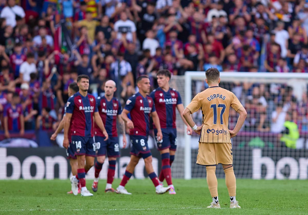 Corpas asiste impotente a la celebración de los jugadores del Levante tras el gol de la victoria.