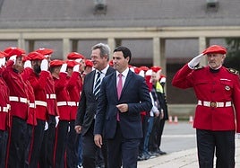 El lehendakari Imanol Pradales y el consejero de Seguridad, Bingen Zupiria, este domingo junto a los agentes de la Ertzaintza.