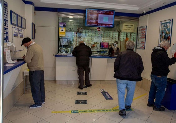 Administración de lotería de Villabona donde se ha vendido el boleto premiado.