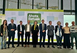 Representantes institucionales y ponentes de la presentación de 'Ahots Batuak' en Tabakalera.