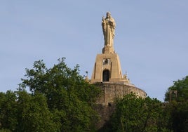 Operarios limpian estos días la escultura del Sagrado Corazón, que corona el monte Urgull.