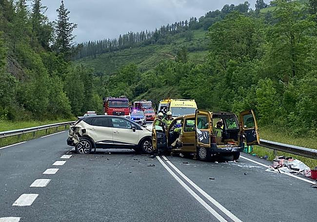 Imagen del accidente en la GI-2634 en el Alto de Azkarate.