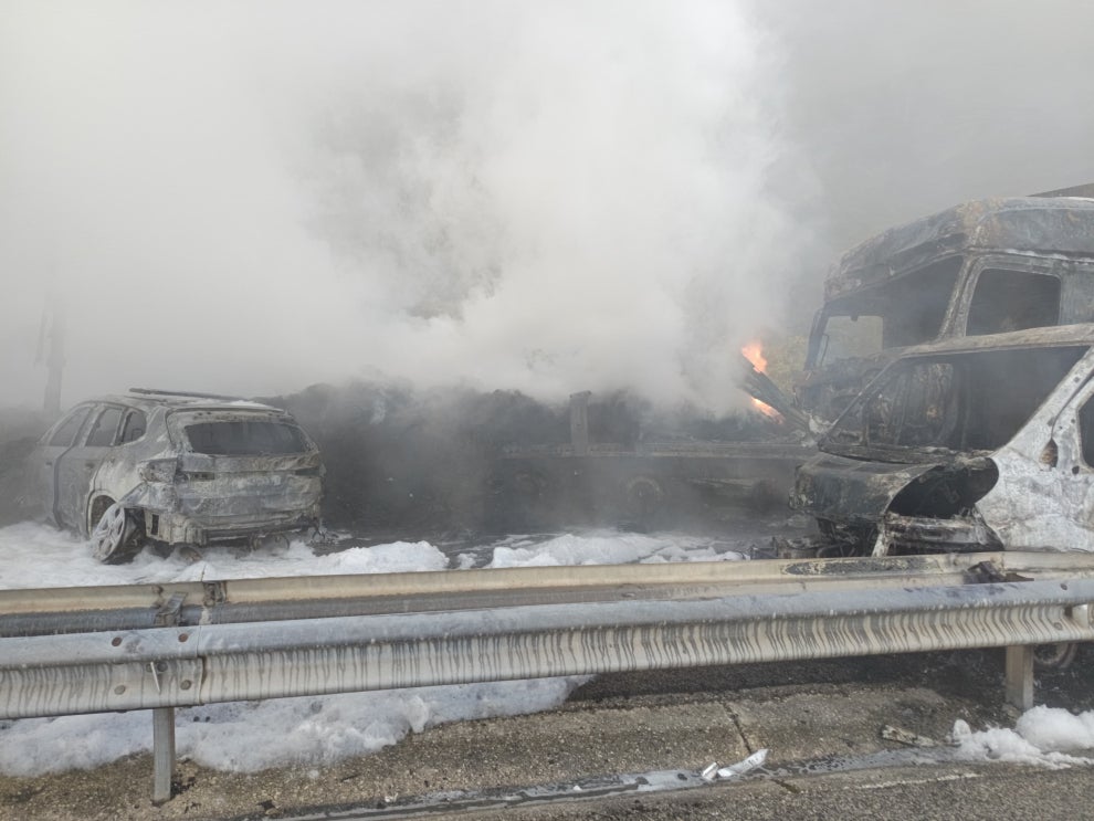Accidente en Larraun con tres vehículos en llamas