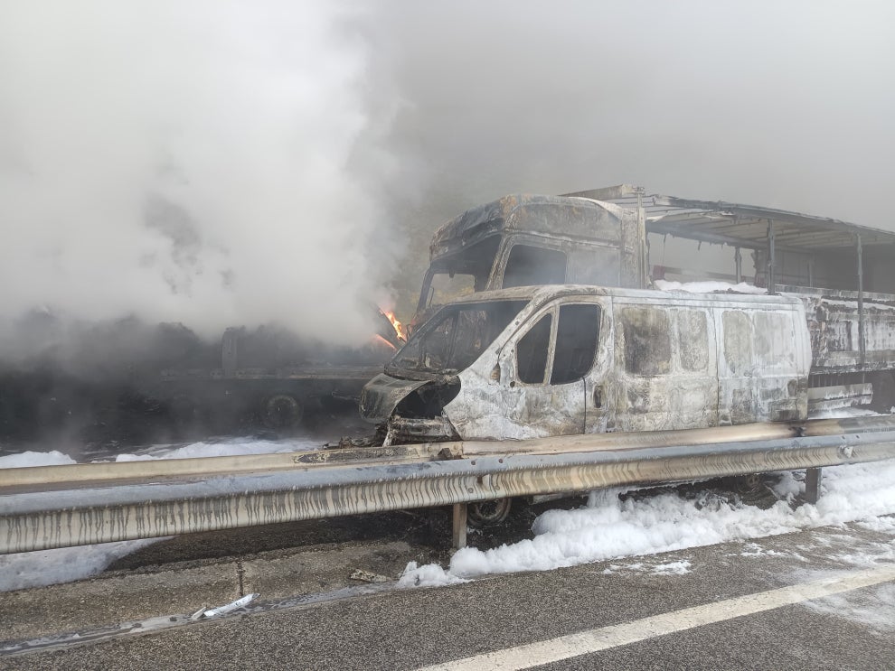 Accidente en Larraun con tres vehículos en llamas